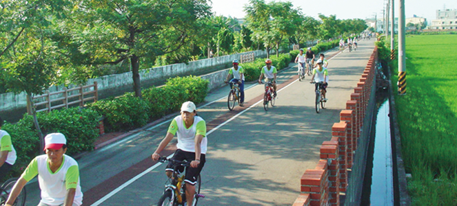 騎著自行車馳騁自行車道