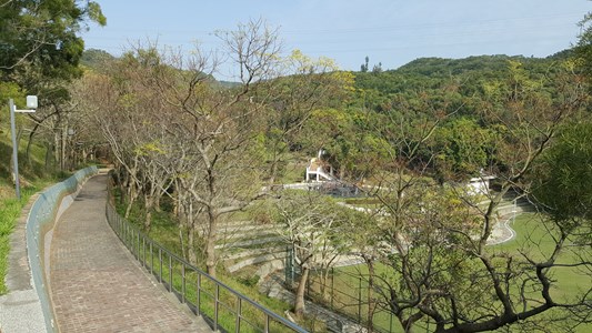 碧草如茵的環保公園